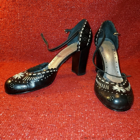bcbgirls black pump